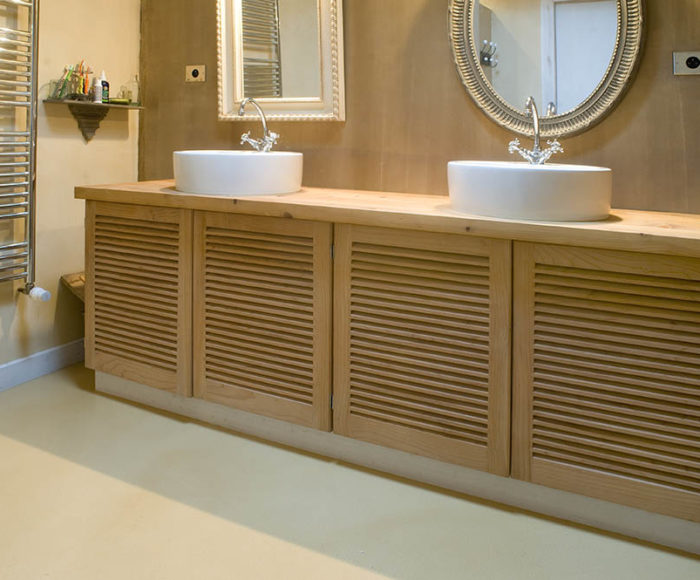 Meuble en bois clair de salle de bain