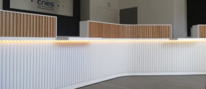 Banque d’accueil en corian et chêne massif naturel