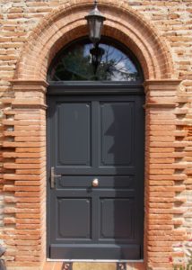 Porte d'entrée en bois peinte