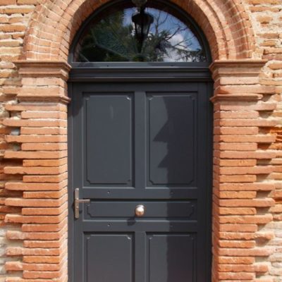 Porte d'entrée en bois peinte