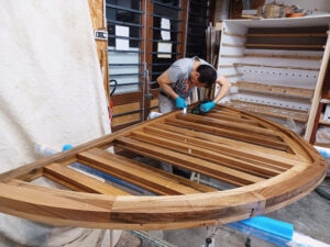 Détail de finition d'une porte en noyer