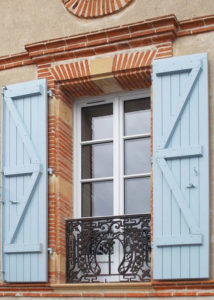 Volets battants en bois de type traditionnel à lames