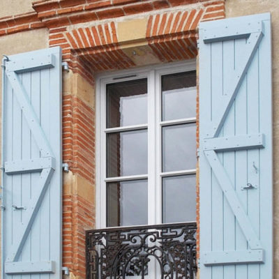 Volets battants en bois de type traditionnel à lames