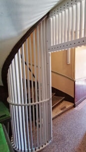 Claustra d'isolement sous escalier