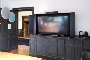 Meuble télévision sur salle de réunion
