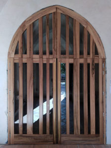 Porte intérieure d'église en noyer de pays