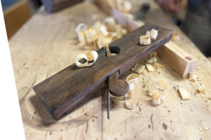 Rabot Guillaume ancien et copeaux de bois